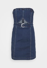 Džínové šaty bez ramínek, tmavě modré s přiléhavým střihem, mají pásek v pase se stříbrnou kulatou sponou a výřezem na přední straně.