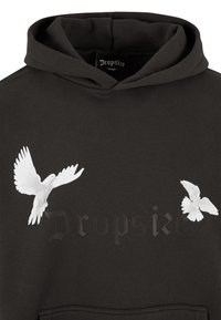 Sweat à capuche noir avec deux colombes blanches en vol sur le devant et texte gothique noir affichant "Dropsize" sur la poitrine.