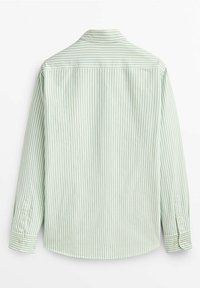 Lichtgroene en witte gestreepte blouse met lange mouwen, een button-down kraag en knoopmanchetten, gemaakt van een gladde, lichte stof.