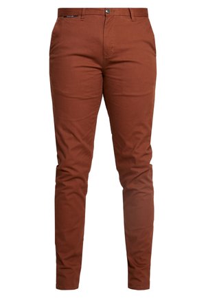 Pantalon homme coupe slim en brun rouille foncé avec fermeture devant à bouton et zip, passants de ceinture et poches latérales.