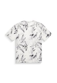 Camiseta blanca de manga corta con un patrón de hojas en negro y gris. Cuello redondo con un corte relajado y textura suave.