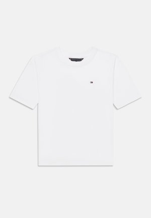 Hvit bomull T-skjorte med rund hals og korte ermer. Har et lite logo i blått, rødt og hvitt på brystet.