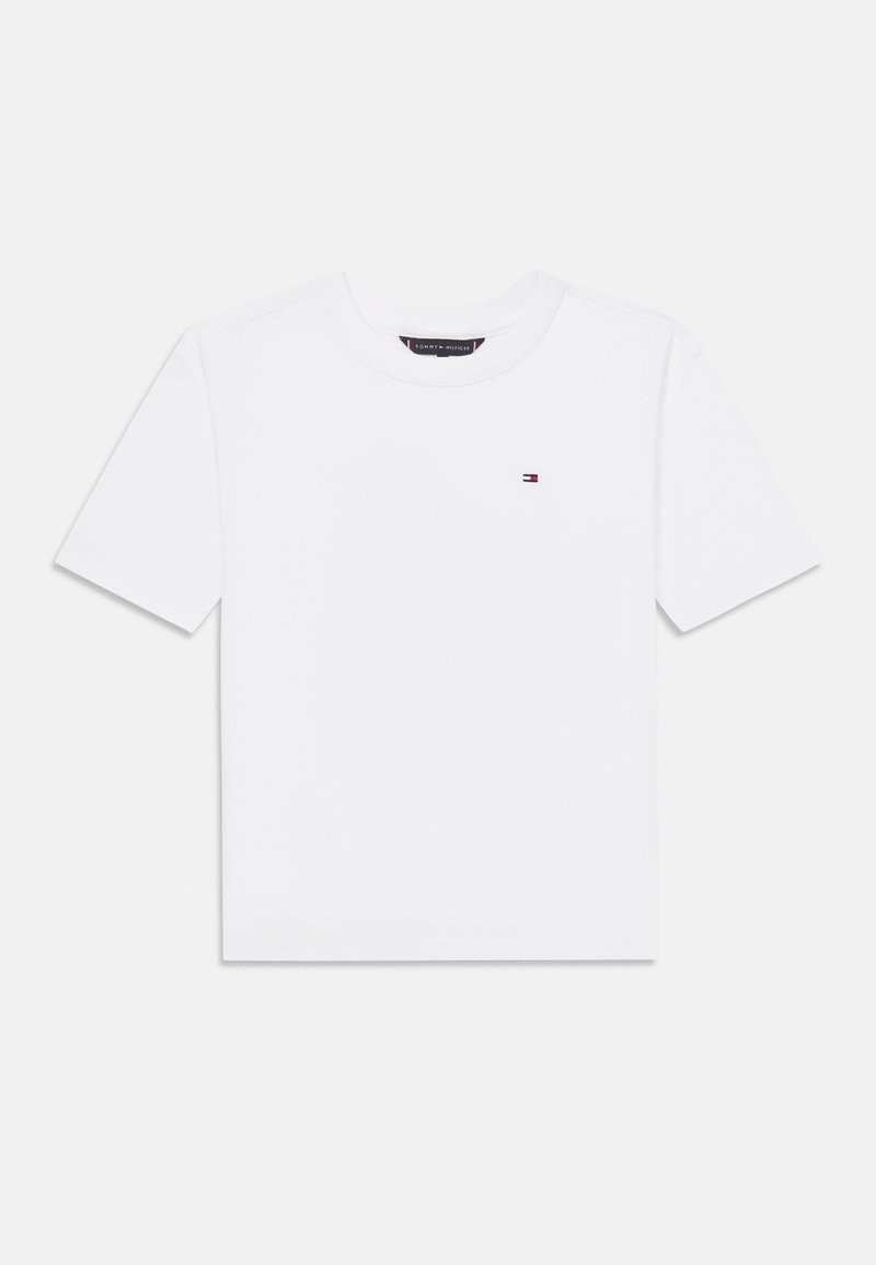 Hvit bomull T-skjorte med rund hals og korte ermer. Har et lite logo i blått, rødt og hvitt på brystet.