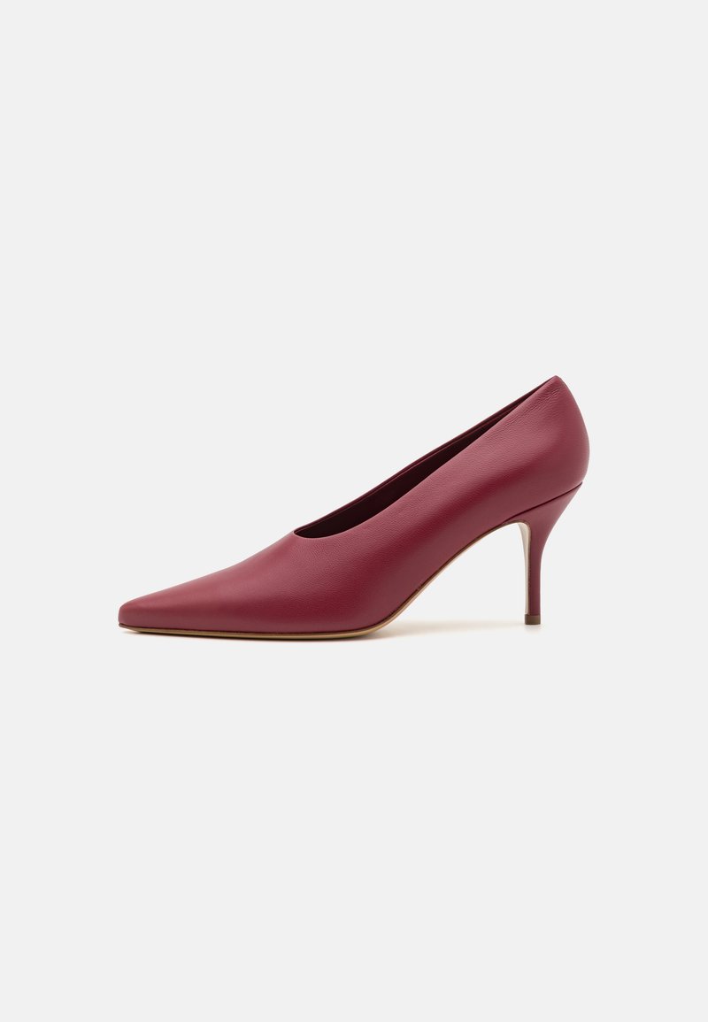 Burgundské kožené lodičky na vysokém podpatku s špičatou špičkou a hladkým povrchem, s úzkým podpatkem pro elegantní siluetu.