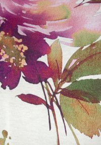 Blumenstoff mit großen lila Blumen und grünen Blättern auf einem hellen Hintergrund. Bunte, strukturierte Gestaltung mit glatter Oberfläche.