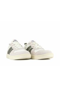 Tenisky ve světle šedé a krémové barevné kombinaci, s měkkým semišovým svrškem, bílými šňůrkami a tmavě zelenými akcentními pruhy. Gumová podrážka.