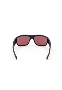Occhiali da sole con montatura nera e dettagli testurizzati, dotati di lenti rosa e aste curve per una vestibilità sicura.