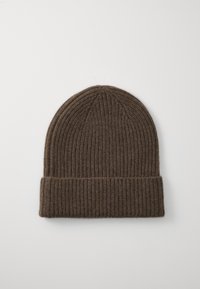 Bruine gebreide beanie muts met een geribbelde textuur en een omgeslagen rand. Het materiaal lijkt zacht en warmtebehoudend met een ronde bovenkant.