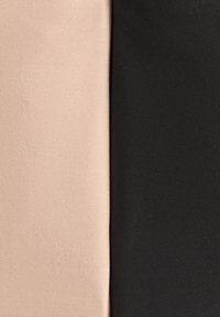 Twee stofstalen: één in zacht beige en de andere in glad zwart, beide met een matte afwerking en zonder zichtbare patronen of hardware.