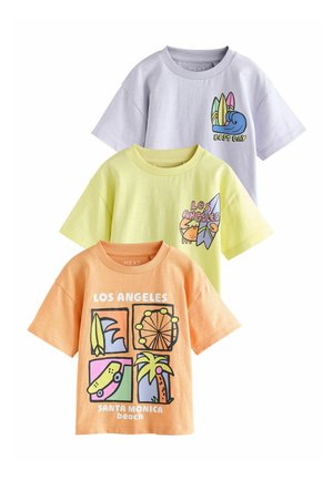 Kolme värikästä lasten t-paitaa, joissa on surffaus- ja Los Angelesin rantateemaiset kuvat ja tekstit.