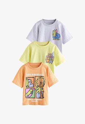 Drei bunte Kinder-T-Shirts mit Grafiken und Texten zum Thema Surfen und Strände von Los Angeles.