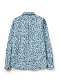 Langarmshirt in lichtblauwe stof met een bloemmotief van kleine witte en roze bloemen, en een klassiek kraagontwerp.