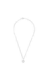 Silverhalsband med en tunn kedja som har en hjärtformad hänge dekorerat med klara ädelstenar, som visar en enkel och elegant design.