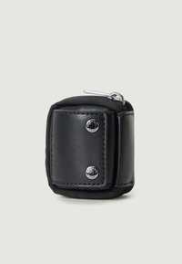 Sort læder lynlås pung med rundede kanter, med sølvhardware og en struktureret overflade. Inkluderer synlig branding og sømdetaljer.
