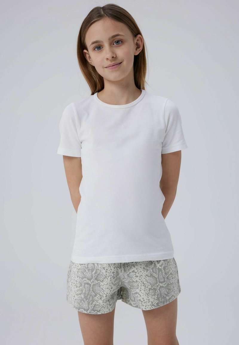 Vit t-shirt med korta ärmar i mjukt tyg, kombinerad med grå shorts med ormhudsmönster som har en avslappnad passform och ingen synlig hårdvara.