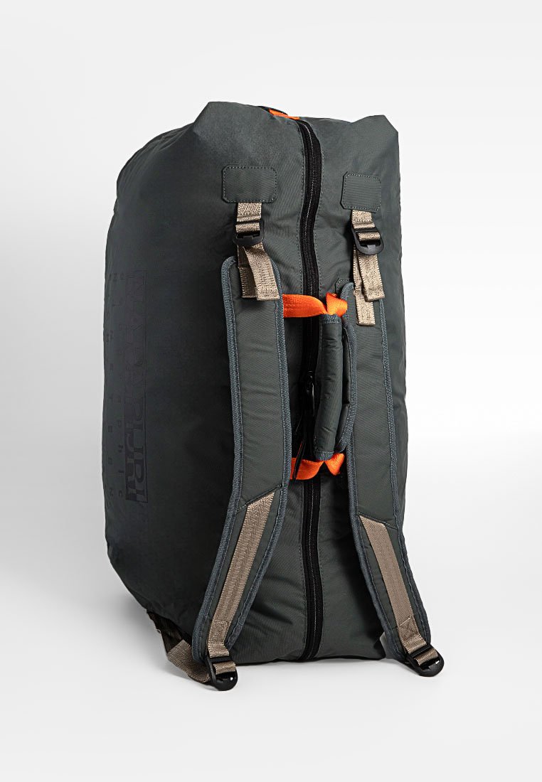 Sac à dos gris foncé avec des accents oranges, forme rectangulaire, bretelles rembourrées, un compartiment principal zippé et un logo imprimé sur le côté.