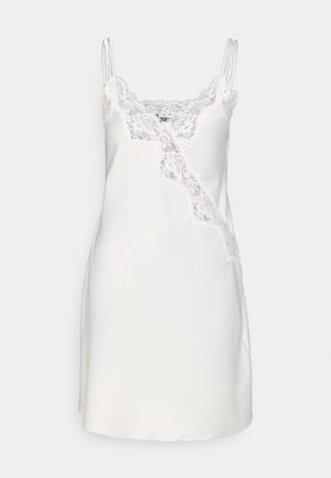 Camisola de noite de cetim branca com renda, apresentando alças finas ajustáveis e um padrão de renda diagonal na frente. Textura suave, até aos joelhos.