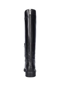 Zwarte leren kniehoog laars met een centrale rits, textuurafwerking, platte hak en een reliëf logo bij de enkel.