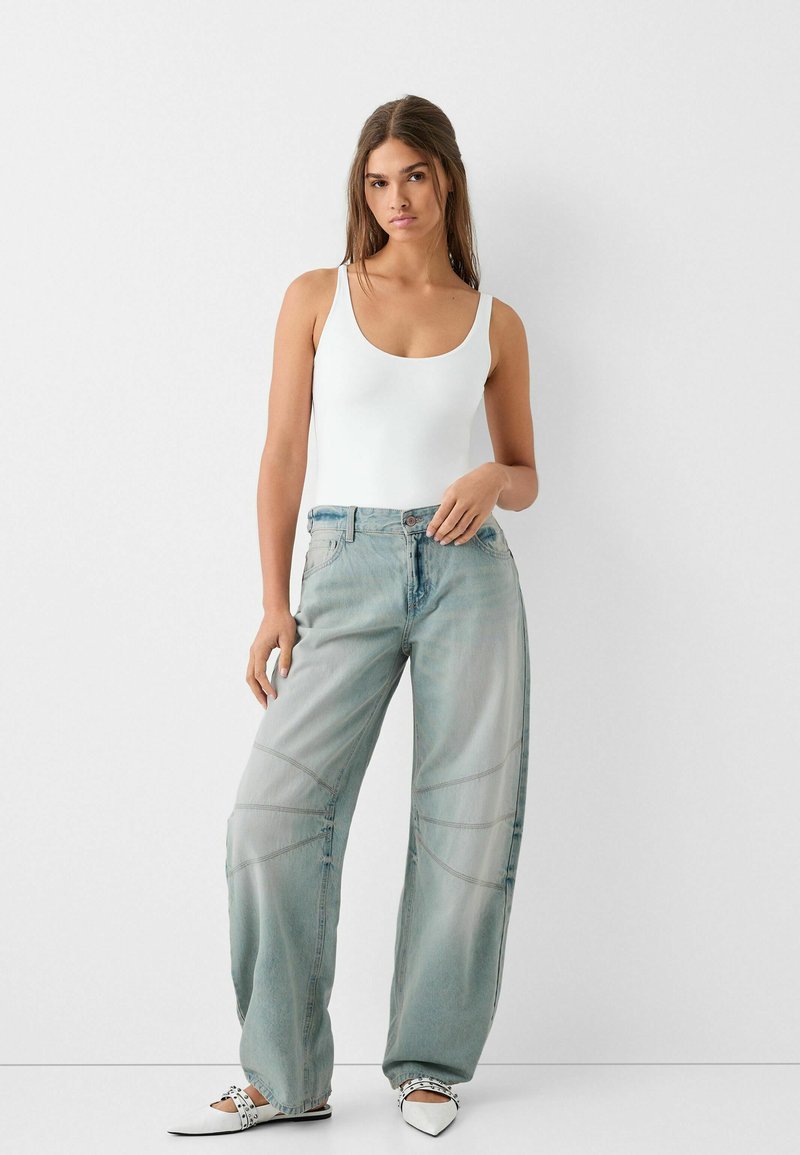 Bershka Relaxed fit jeans lichtblauw Bershka Relaxed fit jeans lichtblauw