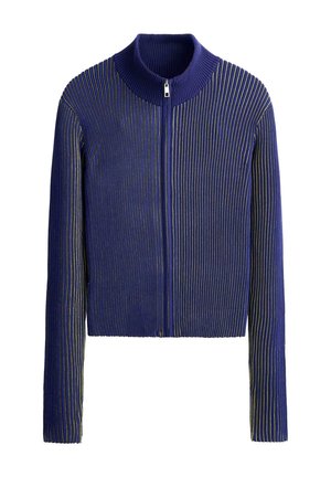 Marineblauwe ribgebreide jas met rits, hoge kraag en lange mouwen met dunne verticale witte strepen.
