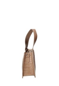 Borsa beige con stampa a forma di coccodrillo, forma rettangolare, base piatta, tracolla singola, dettaglio con anello metallico, texture liscia, design compatto.