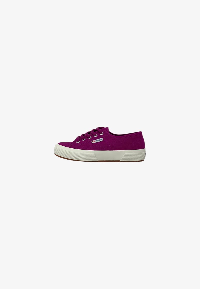 Baskets basses en toile violette avec semelle et lacets blancs en caoutchouc, avec une petite étiquette de marque « Superga » sur le côté.