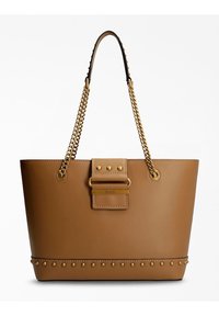 Borsa tote in pelle marrone con manici in catena dorata, finiture borchiate, pattina frontale con hardware dorato e dettaglio del logo "GUESS".