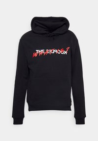Sudadera negra con capucha, con un diseño gráfico de texto en blanco y rojo en la parte frontal. Tejido suave, mangas largas y bolsillo tipo canguro.