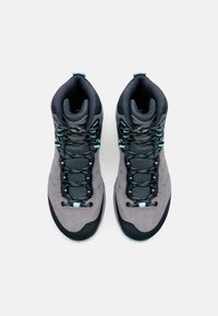 Graue Wanderschuhe mit schwarzen Gummisohlen, Netz-Anknöchelunterstützung, türkisfarbenen Akzenten und gemusterten Schnürsenkeln. Aus Wildleder und synthetischen Materialien gefertigt.
