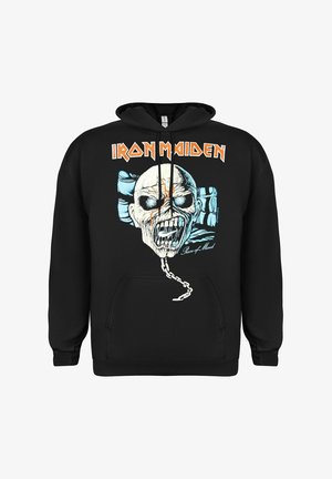 Schwarzer Kapuzenpullover mit großem Grafikdruck eines Schädels mit Ketten. "Iron Maiden"-Text in Orange über dem Design. Weicher Stoff, normale Passform.