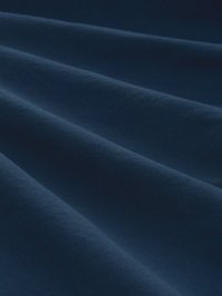 Zacht marineblauwe stof met zachte plooien die gladde, parallelle rimpels creëren, waardoor de textuur en diepte worden benadrukt.