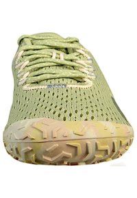 Helles grünes Sportschuh mit einem strukturierten Mesh-Obermaterial, runder Zehenpartie und einer Gummisohle mit einem strukturierten Profil für guten Halt.