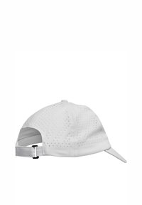 Weißer Baseball-Cap aus perforiertem Stoff, mit gebogenem Schirm, verstellbarem Riemen mit schwarzem Schnallenverschluss und nahtlosem Design.