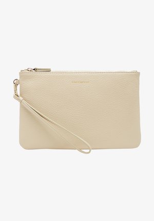 Beżowa torebka na nadgarstek z ziarnistej skóry licowej, zamykana na zamek u góry, z odpinanym paskiem na nadgarstek, z marką "Coccinelle" w złotych literach.