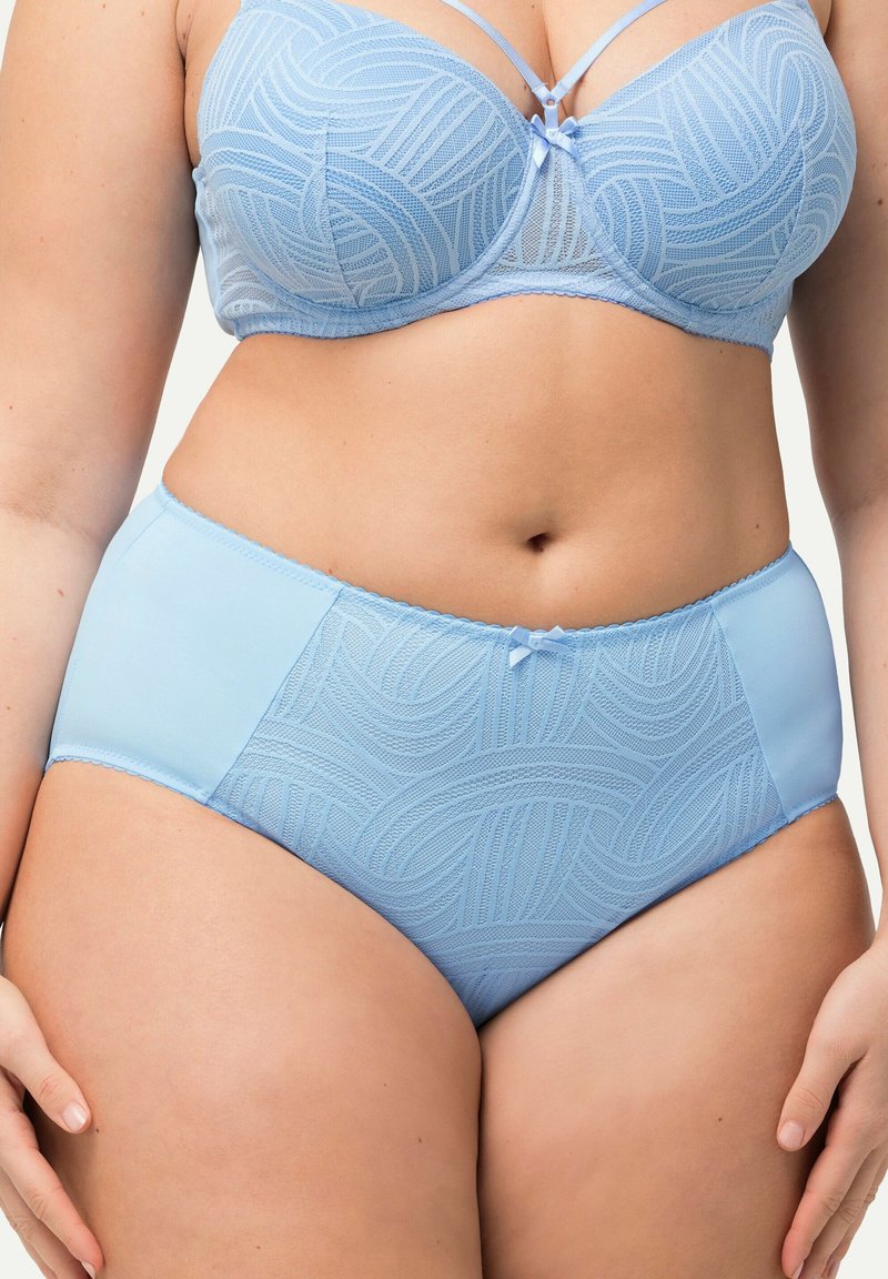 Reggiseno in pizzo azzurro chiaro abbinato a mutandine a vita alta con motivo a onde. Dettagliato con accenti a fiocco e bordi ondulati. Materiale morbido e elasticizzato.