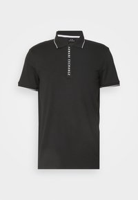 Polo noir en tissu lisse et respirant. Présente un col et des poignets à rayures blanches, avec le logo "ARMANI EXCHANGE" imprimé verticalement à l'avant.