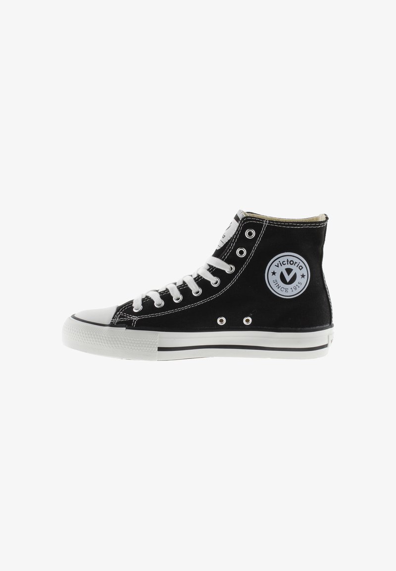 Sneaker alta in tela nera con suola in gomma bianca, punta tonda, lacci neri e patch con logo che presenta il testo "Victoria" sul lato.