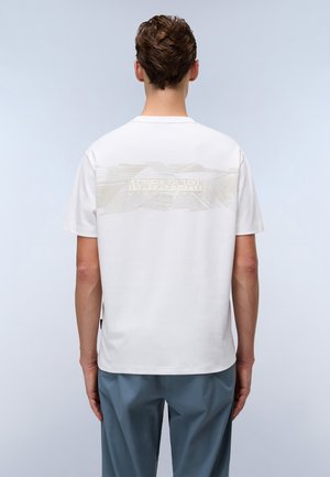 T-shirt bianco in cotone con una grafica beige chiaro testurizzata e il logo "Napapijri" sul retro, dotato di un classico colletto tondo e maniche corte.