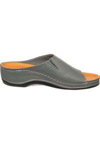 Sandale ouverte en cuir gris à enfiler, semelle relevée, coutures blanches et semelle intérieure rembourrée beige, vue de côté sur fond blanc.