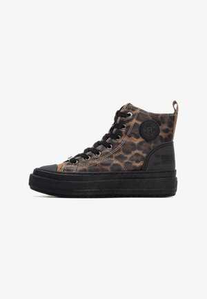 Zapatillas altas con un diseño de estampado de leopardo, ribetes negros y suela de goma. Presentan cordones negros y un parche de marca en el lateral.