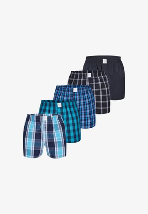 Fünf Paar Herrenboxershorts in verschiedenen blau-schwarzen Karomustern, mit einem einfarbigen schwarzen Paar hinten, in einer Reihe angeordnet.