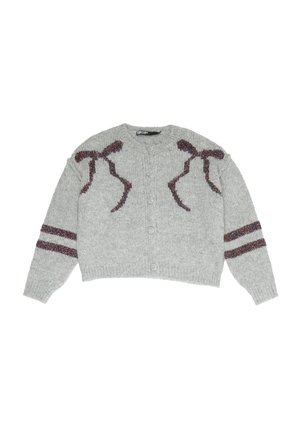 Sivi pleteni pulover z rebrasto teksturo, okroglega izreza, z zapenjanjem na gumbe ter okrasnimi bordo pentljami na sprednji strani in črtastih rokavih.