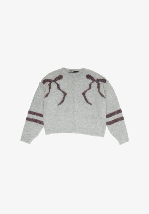 Sivi pleteni pulover z rebrasto teksturo, okroglega izreza, z zapenjanjem na gumbe ter okrasnimi bordo pentljami na sprednji strani in črtastih rokavih.