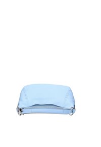 Borsa in pelle blu chiaro con superficie testurizzata, forma piatta e rettangolare, hardware in argento e apertura con zip lungo la parte superiore.