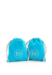 Un paio di sacchetti di stoffa turchesi con coulisse, caratterizzati da un logo circolare bianco con il testo "Elli by Julie & Grace" in evidenza.