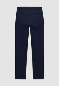 Pantaloni blu navy, con vita piatta e tasche posteriori, slim fit, superficie liscia, cuciture uniformi e senza hardware o pattern visibili.