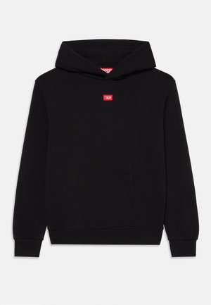 Haut à capuche noir en coton, avec une poche avant, des poignets côtelés et un petit écusson rouge sur la poitrine. Design et texture simples.