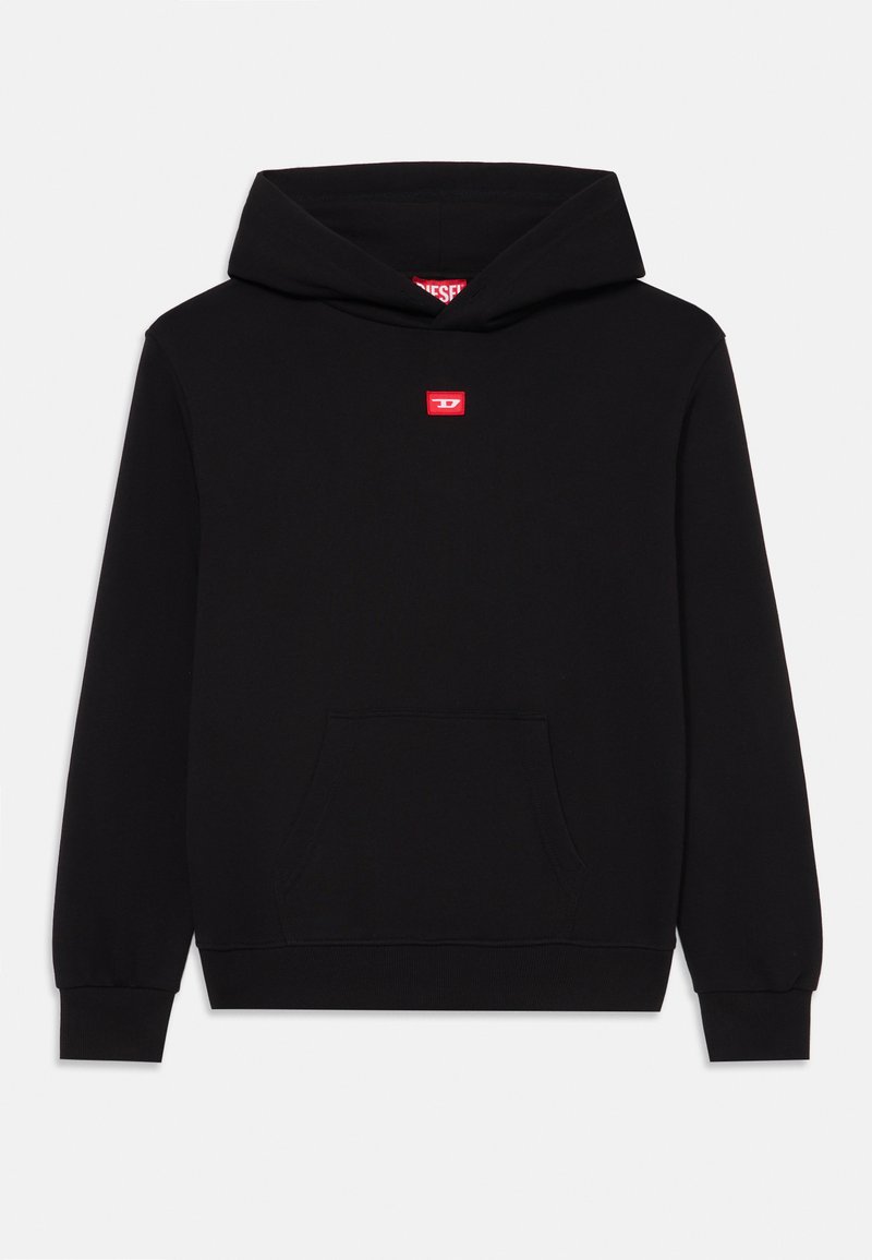 Sudadera negra de algodón, con un bolsillo frontal, puños acanalados y un pequeño parche de logo rojo en el pecho. Diseño y textura sencillos.