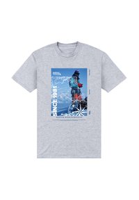 Šedé bavlněné tričko s grafikou horolezce na přední straně, modrým pozadím a textem "SINCE 1981" v tučném bílém písmu.