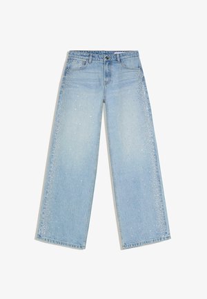 Jeans azzurri a gamba larga con decorazioni di strass lungo le cuciture esterne e classico design a cinque tasche.
